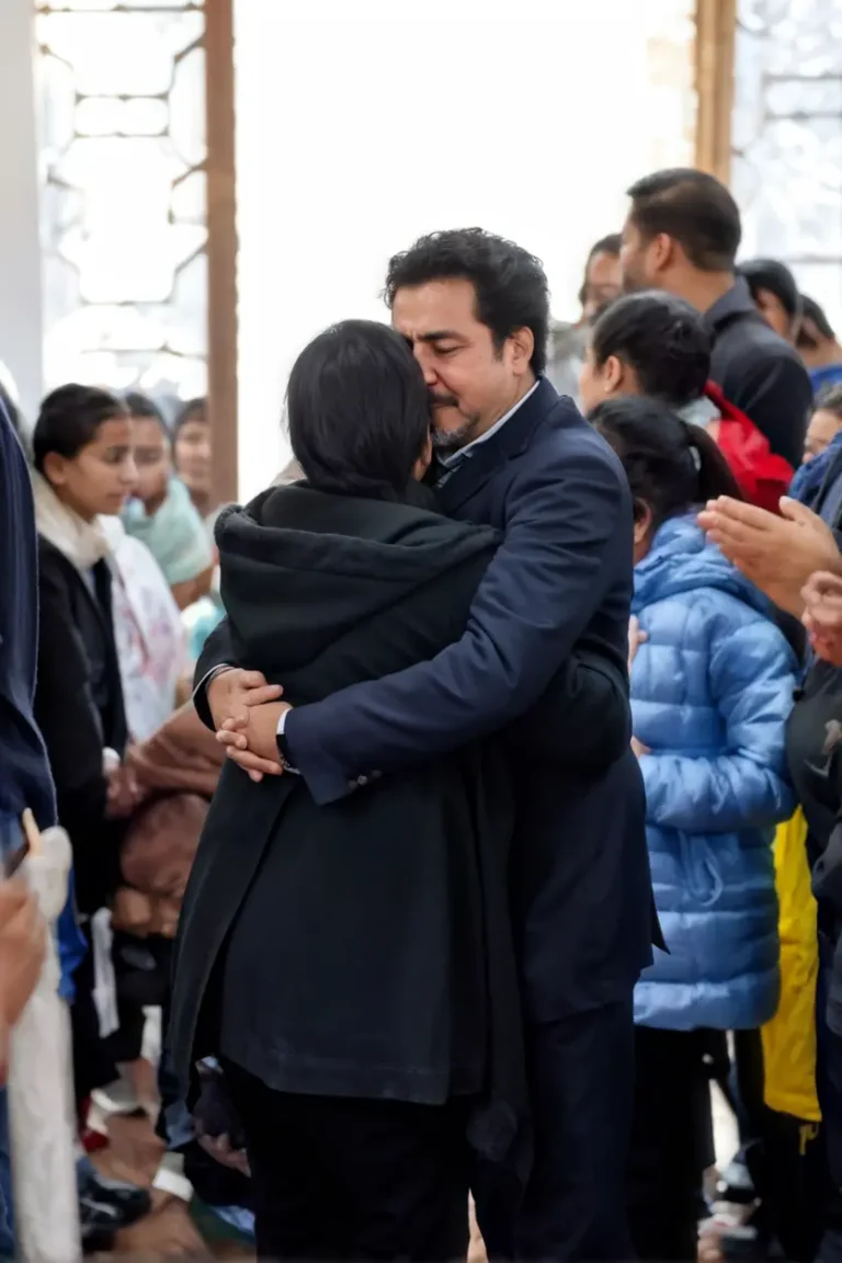 La importancia de los derechos humanos en la migración en México 3 Abrazo emocional entre un migrante recién llegado y su familia que lo espera.