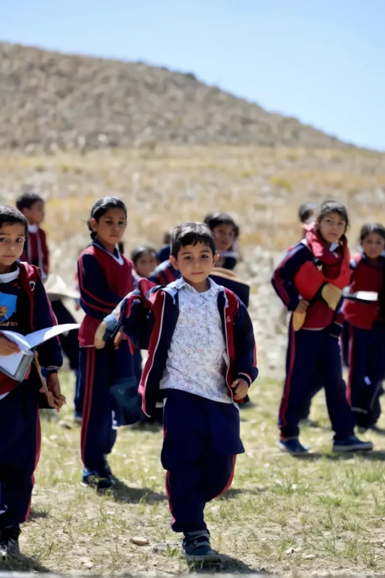 Niños migrantes asistiendo a una escuela improvisada en un campamento.