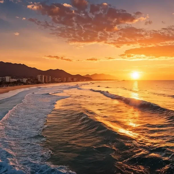 Playa mexicana al atardecer con palmeras y montañas al fondo