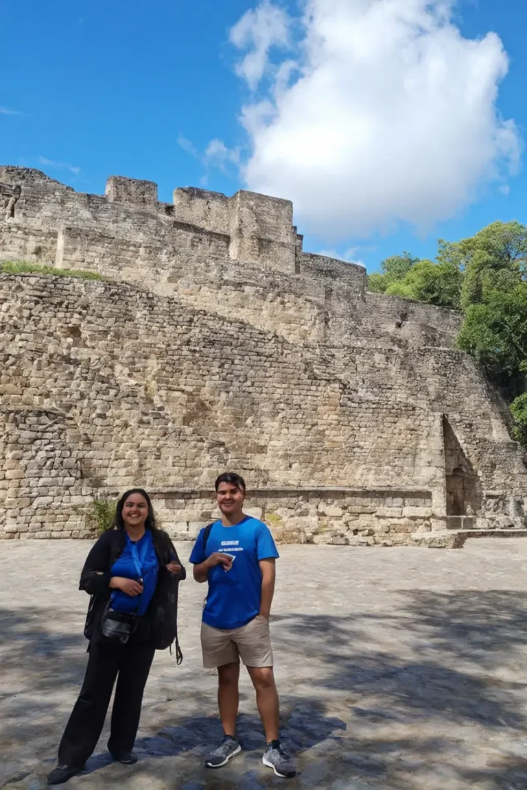 Estudiantes extranjeros explorando los alrededores de la ciudad, visitando monumentos y lugares históricos