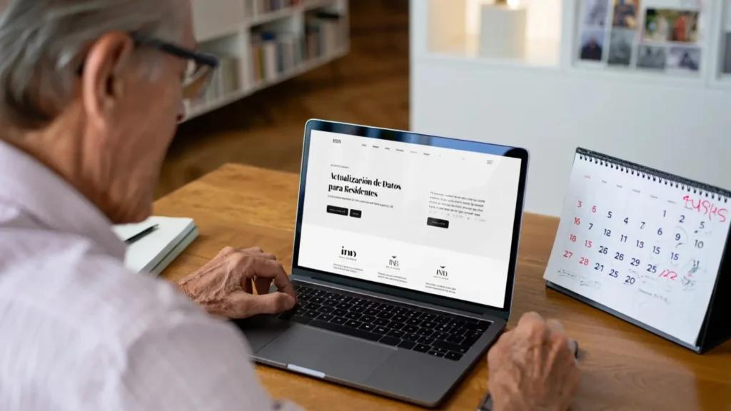 Manteniendo estatus de residente permanente en México para jubilados: persona actualizando datos en portal del INM, considerando ausencias.