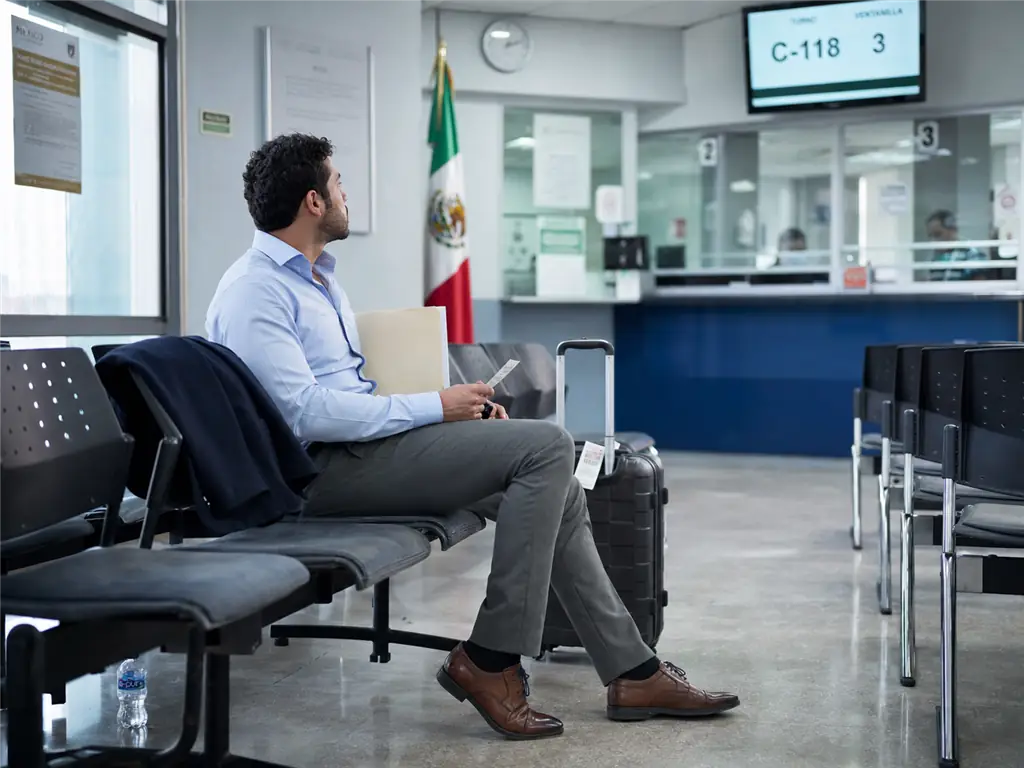 Sala de espera consular donde se tramita la visa de estudiante al salir de México