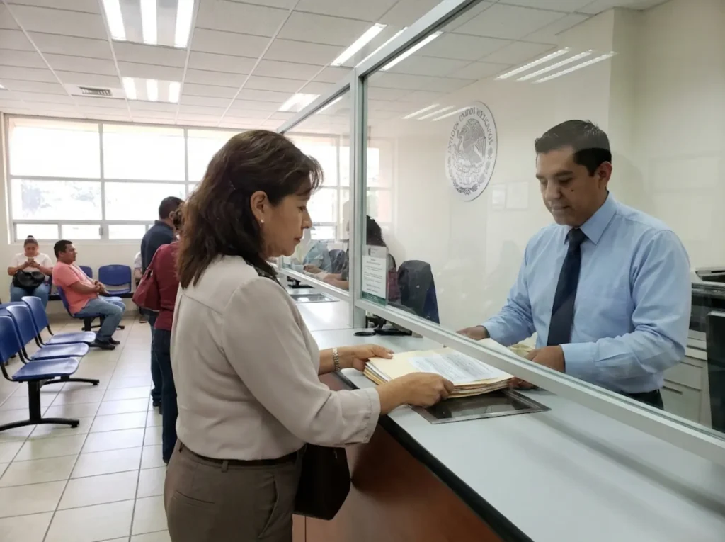 Promovente presentando solicitud de visa humanitaria en oficinas del INM México