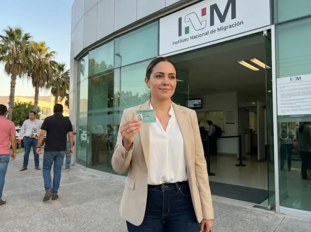 Residente extranjera obteniendo tarjeta permanente después de 4 años oficina INM México
