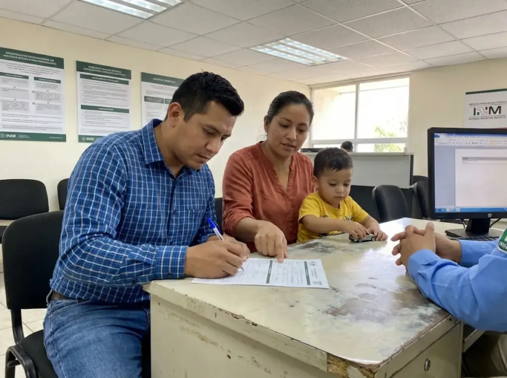 Familia binacional realizando trámite regularización migratoria oficina INM México