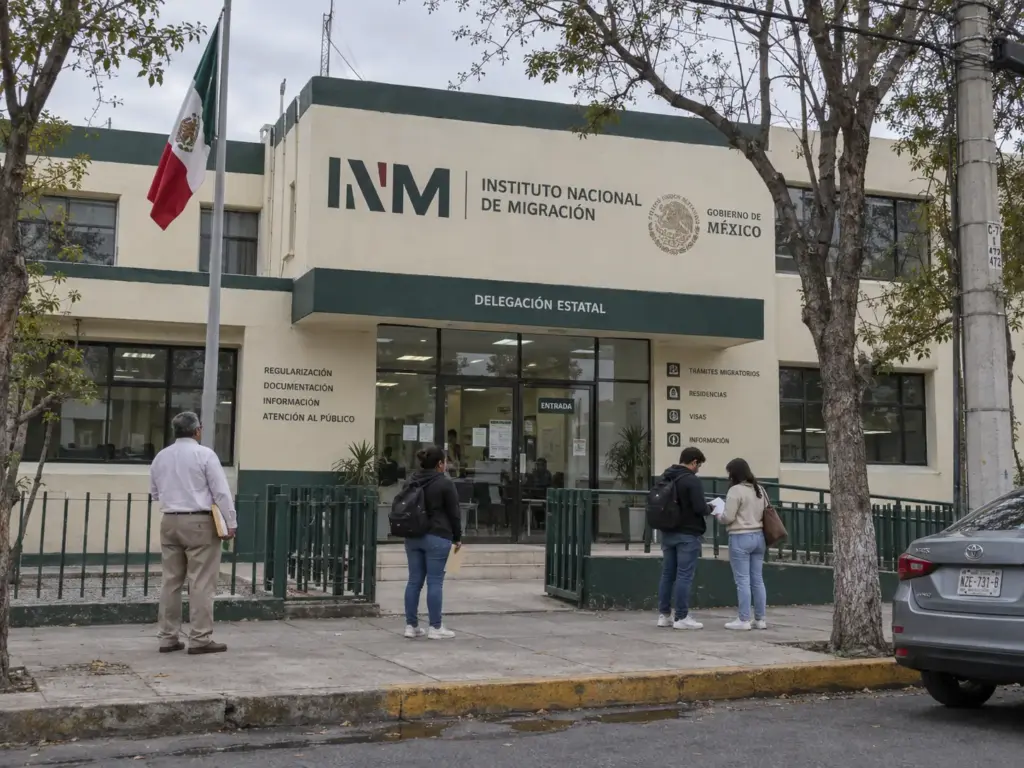 Qué Hacer si te Detienen en México con FMM Vencida 2 Fachada de un edificio de atención al público del INM en una ciudad mexicana, donde ocurre la presentación migratoria